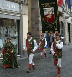 eine historische Parade in Lucca