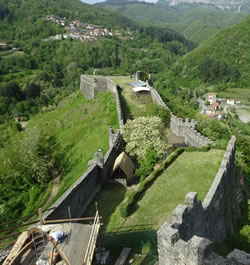 Garfagnana, Vista della Fortezza delle Verrucole