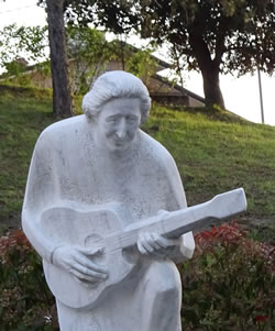 Statue von Sänger-Liedermacher Giorgio Gaber in Montemagno