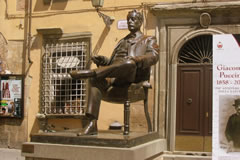 Die Statue von Puccini